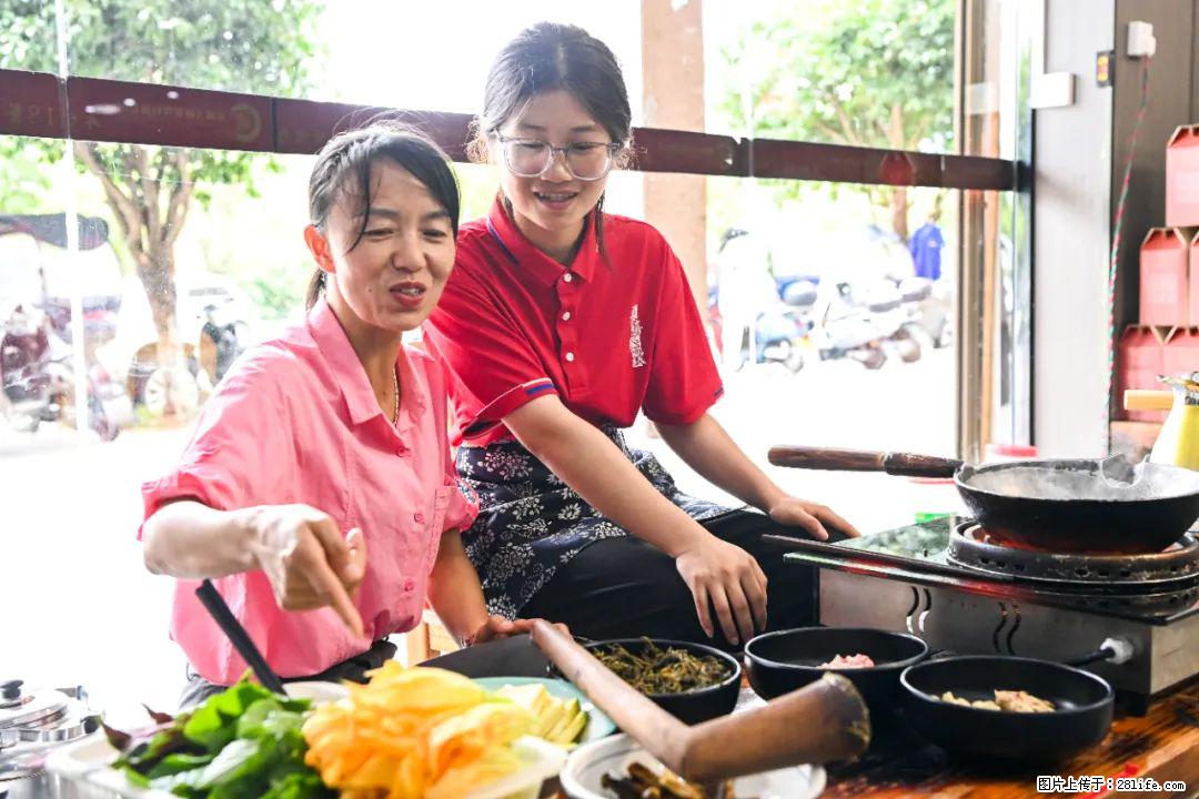 全网追的“扁担女孩”,找了一份暑假工,时薪12元 - 呼伦贝尔生活资讯 - 呼伦贝尔28生活网 hlbe.28life.com