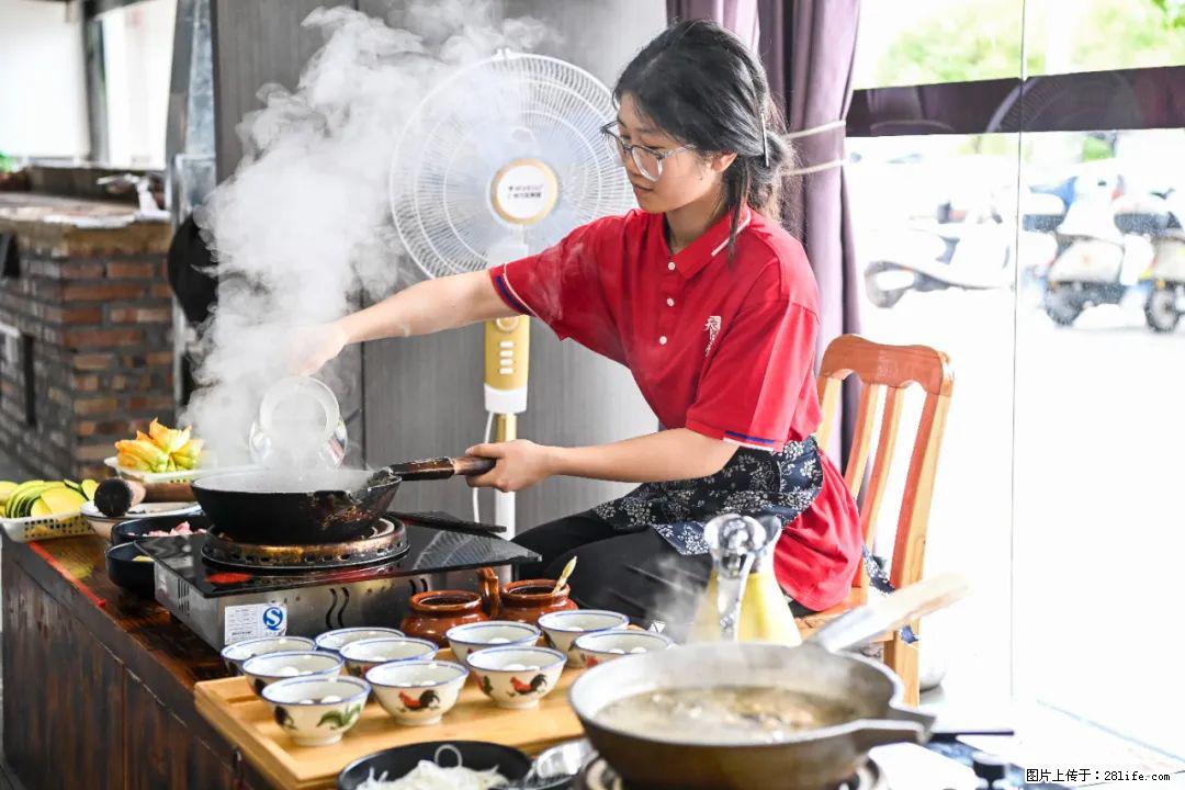 全网追的“扁担女孩”,找了一份暑假工,时薪12元 - 呼伦贝尔生活资讯 - 呼伦贝尔28生活网 hlbe.28life.com